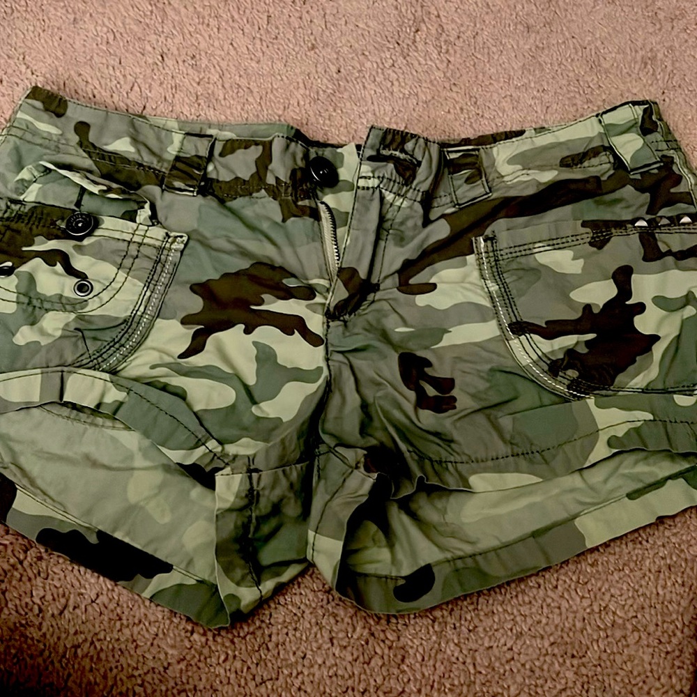 Women’s green camo shorts size 7